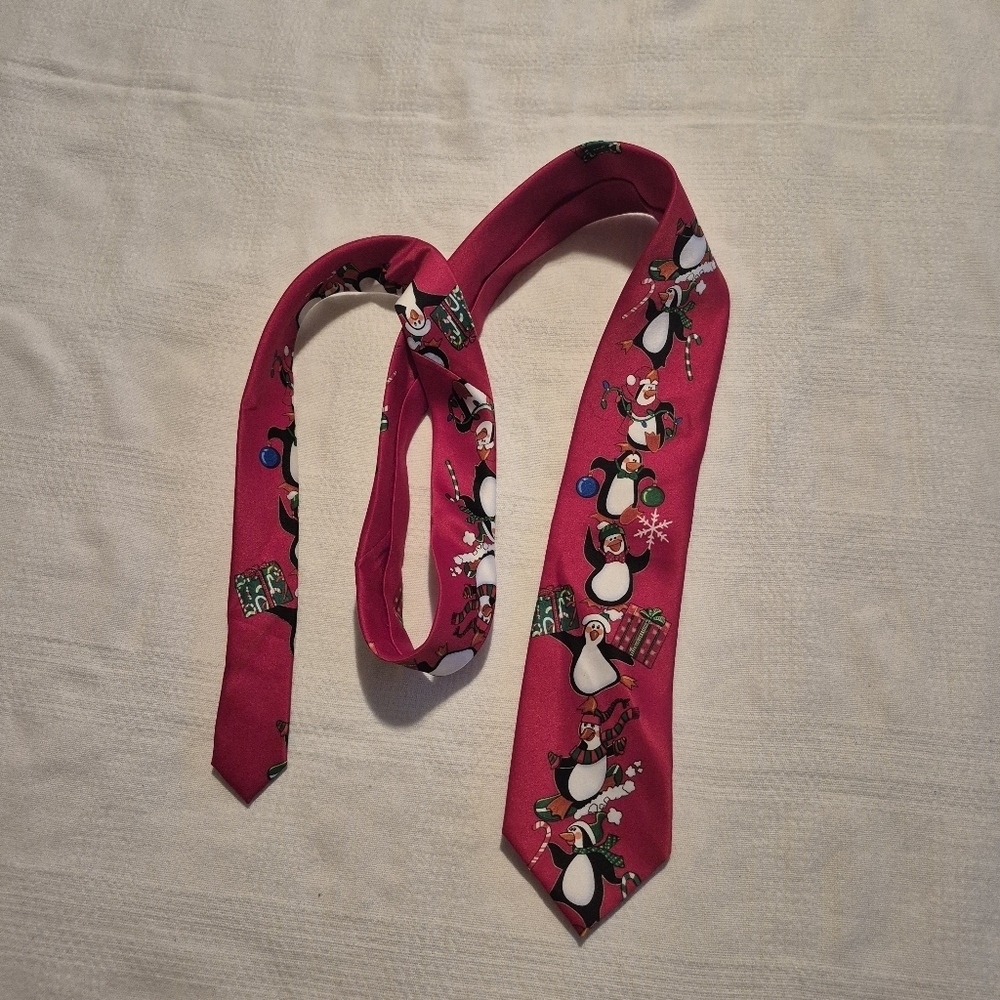 Hallmark men's neck tie, penguin designed, VGUC